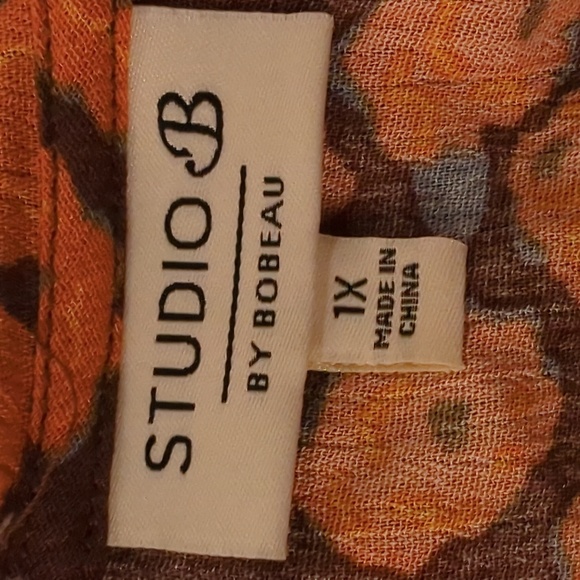'Studio B' by bobeau,   floral print top. Size 1X. 100% Rayon. - Picture 3 of 4